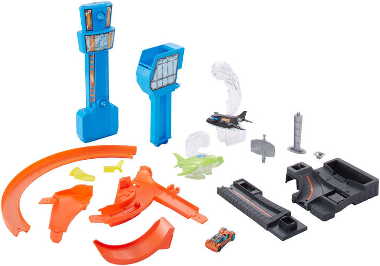 Hot Wheels Jet Jump Airport Playset Continuous Motorized Action (1 piece)