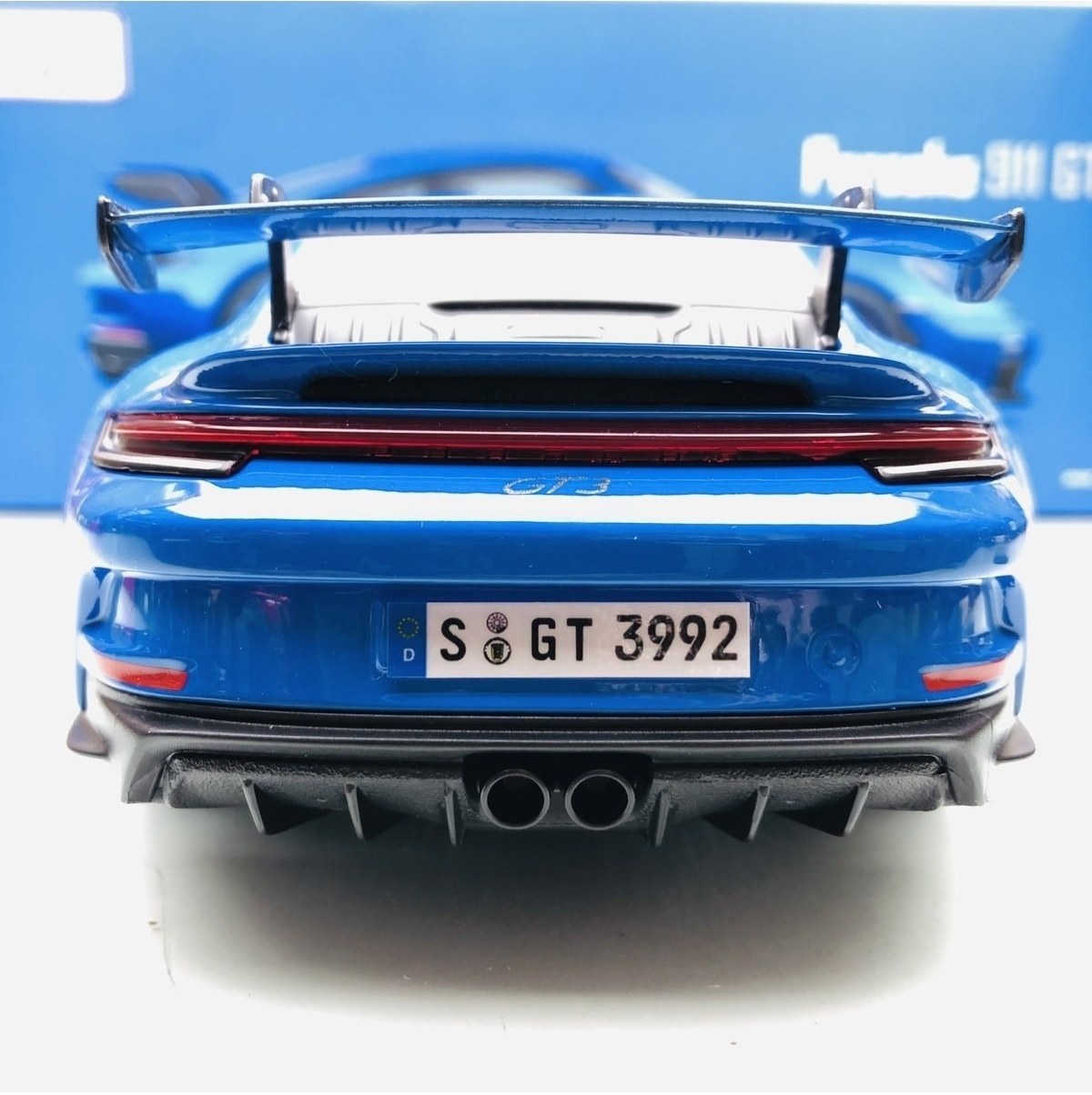 MAISTO - 1/18 - PORSCHE - 911 992 GT3 COUPE 2022 - BLACK WHEELS - BLUE