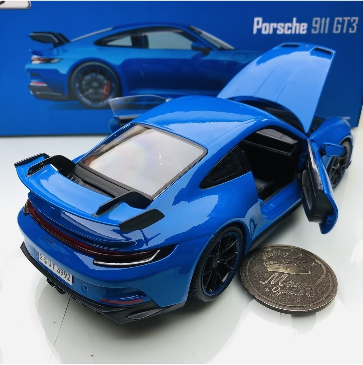 MAISTO - 1/18 - PORSCHE - 911 992 GT3 COUPE 2022 - BLACK WHEELS - BLUE